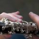Obturation de certains trous de tonalité de la clarinette